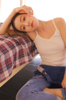 美女被摁在浴室强吻